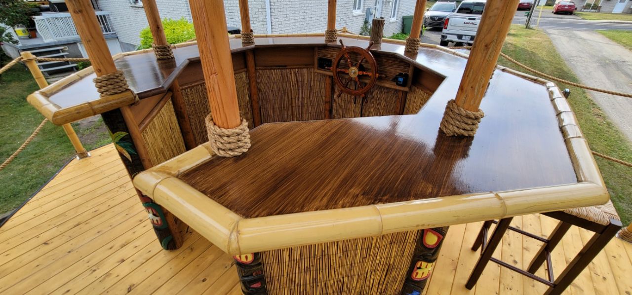 Vous pouvez louer ce bar tiki flottant pour une petite croisière sur la